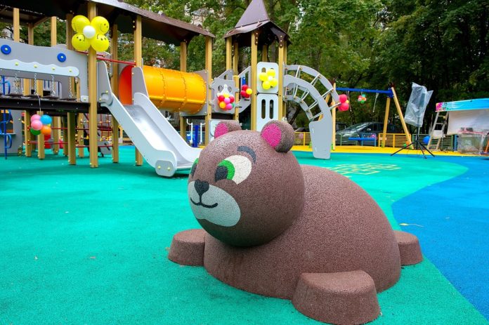 В микрорайоне Климовск открыли новую детскую площадку по программе “Наше Подмосковье”