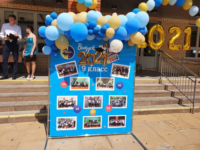 В микрорайоне Кузнечики прозвучал последний звонок для девятиклассников