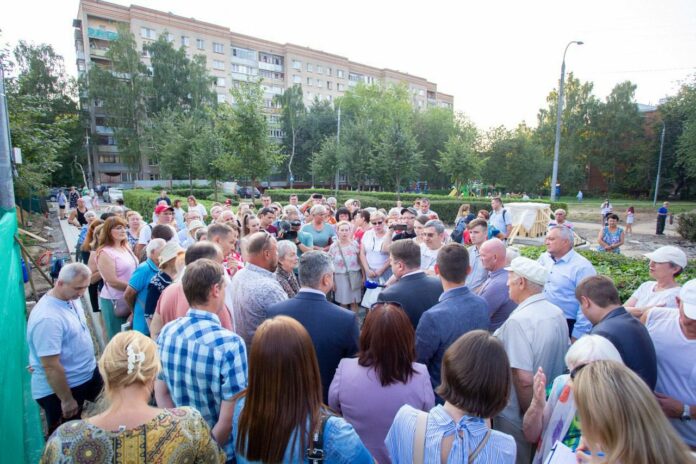 В Подольске жители мкр-на Ивановский обсудили благоустройство сквера с главой округа