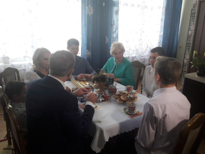 Лидия Антонова поздравила воспитанников приемных семей и их родителей с наступающим Новым Годом и...