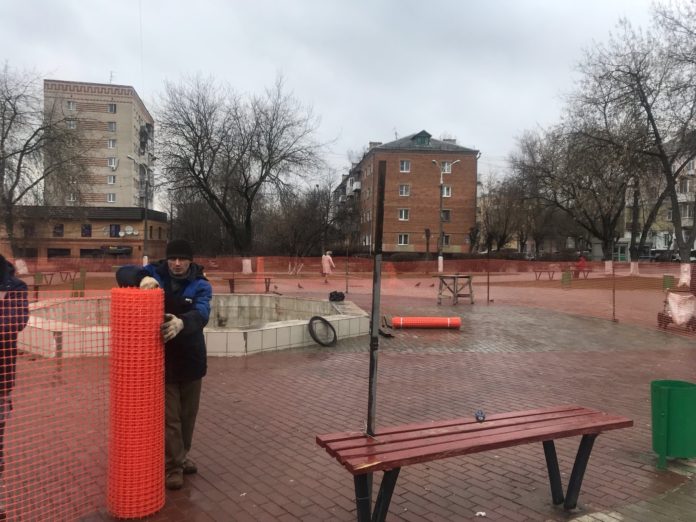 За ДК «Машиностроитель» в Климовске начались подготовительные работы для ремонта фонтана За ДК «Машиностроитель» в Климовске начались подготовительные работы для ремонта фонтана