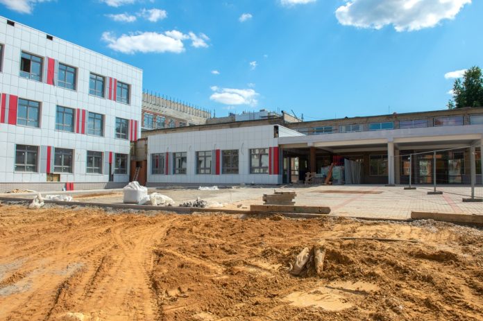 Глава округа проинспектировал ход работ по строительству пристройки к школе № 13 в Кутузово