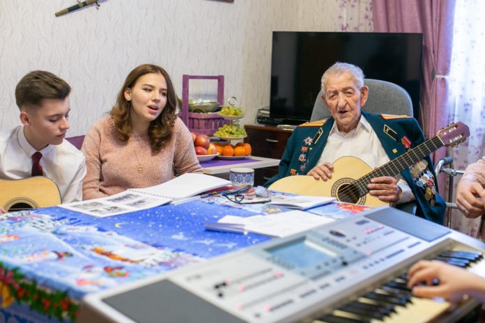 Ветерана Георгия Михайловича Баранова с наступающим Новым годом поздравили участники ВИС «Ра-дар»