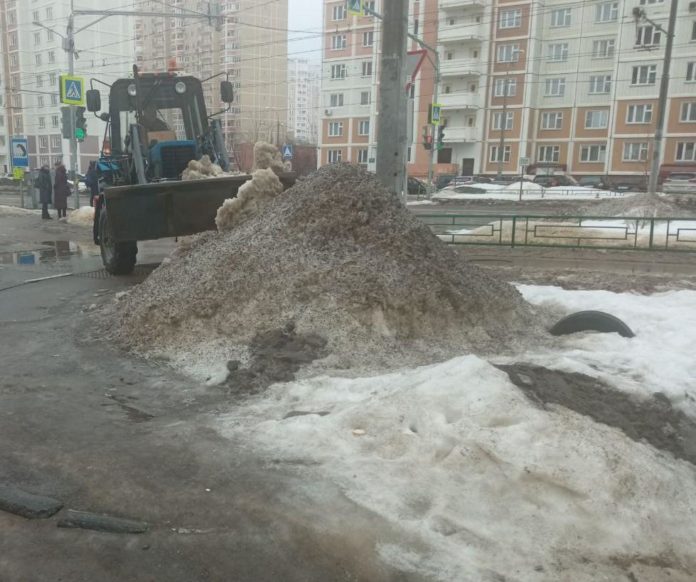 Из микрорайона Кузнечики вывезено около 400 кубометров снега за неделю Из микрорайона Кузнечики вывезено около 400 кубометров снега за неделю