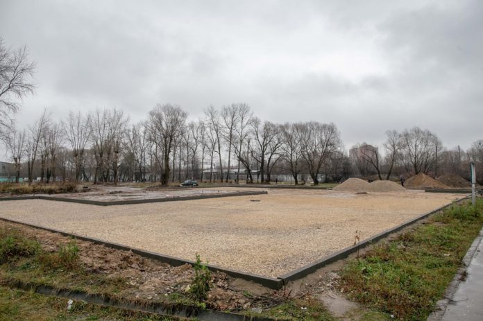 На Тепличной улице в Подольске обустраивают новую парковку