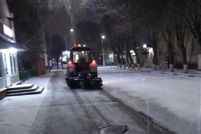 За ночь от выпавшего снега очистили 385 км дорог горокруга Подольск