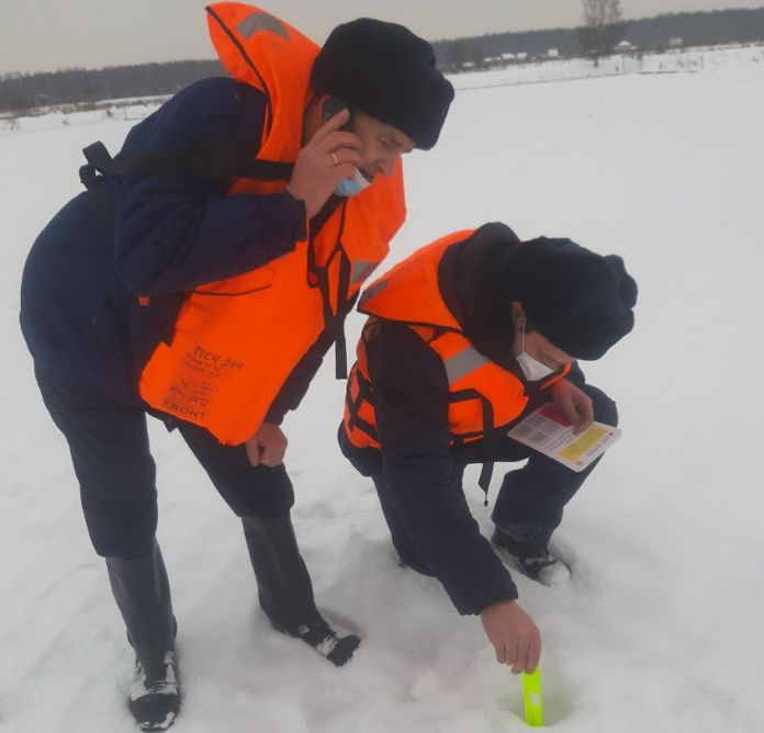 Толщина льда на реке Пахре 27 января Толщина льда на реке Пахре 27 января