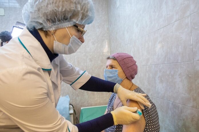 Избежать микст-инфекции поможет вакцинация от COVID-19 и гриппа Избежать микст-инфекции поможет вакцинация от COVID-19 и гриппа