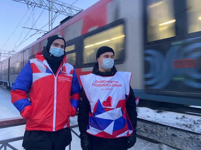 Волонтёры Подольска напомнили о правилах безопасности на железнодорожных путях