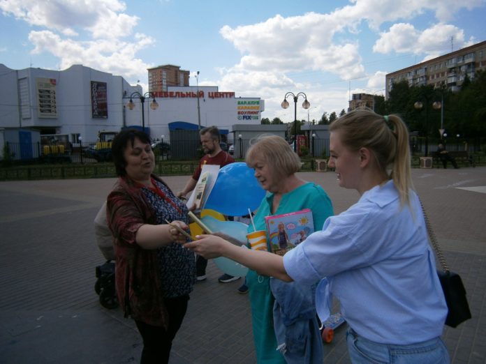 На бульваре имени Карелова прошел библиотечный флешмоб На бульваре имени Карелова прошел библиотечный флешмоб