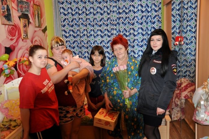 Сотрудники полиции приняли участие в акции «8 Марта – в каждый дом» Сотрудники полиции приняли участие в акции «8 Марта – в каждый дом»