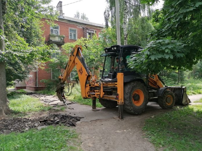 Продолжаются работы по ямочному ремонту на дворовых территориях и внутриквартальных проездах в Большом Подольске