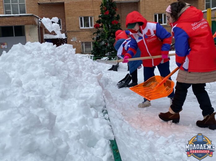 Расчистить территории после снегопадов помогают подольские волонтеры