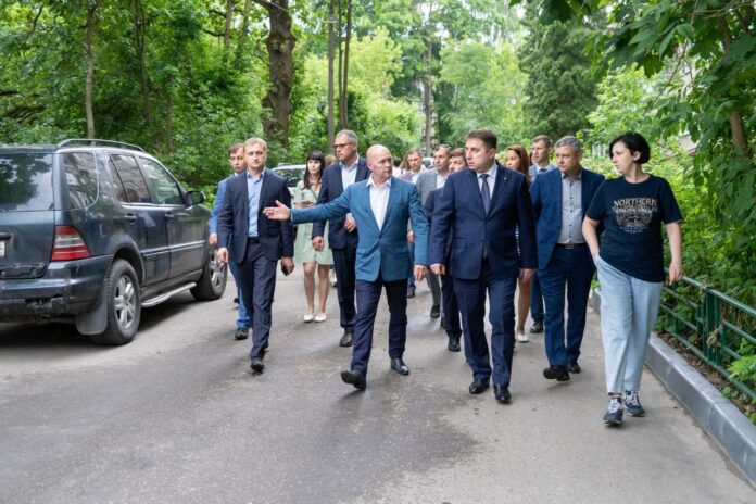 Глава Подольска проверил содержание дворовых и общественных пространств в Ивановском и Высотном микрорайонах Глава Подольска проверил содержание дворовых и общественных пространств в Ивановском и Высотном микрорайонах