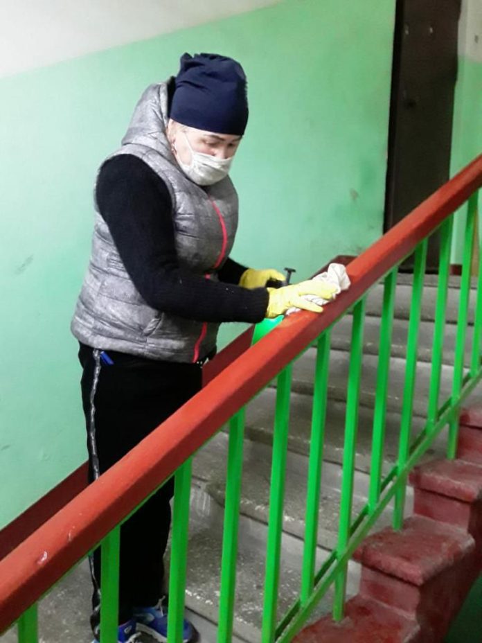 Более 900 сотрудников управляющих компаний участвуют в уборке и дезинфекции подъездов в Большом Подольске