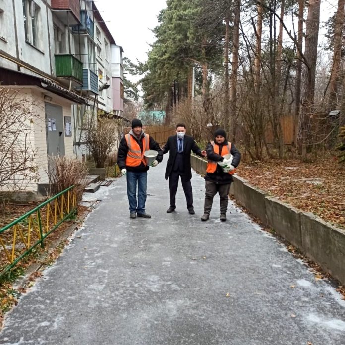 Обработку дорог от гололеда в Стрелковском проверил депутат горсовета