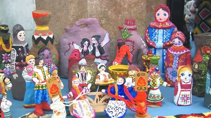 Погружаясь в систему российских ценностей Погружаясь в систему российских ценностей