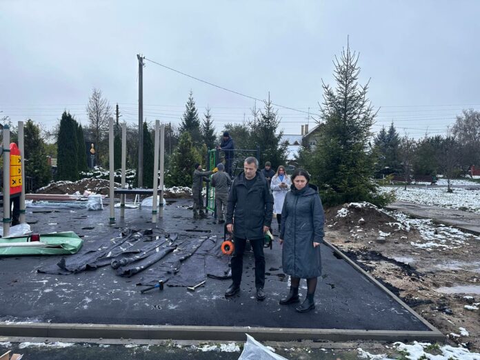 В двух деревнях откроют новые детские площадки В двух деревнях откроют новые детские площадки