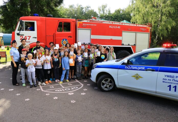 В летних оздоровительных лагерях Подмосковья сотрудники полиции, общественники и иные ведомства проводят Единые дни... В летних оздоровительных лагерях Подмосковья сотрудники полиции, общественники и иные ведомства проводят Единые дни...