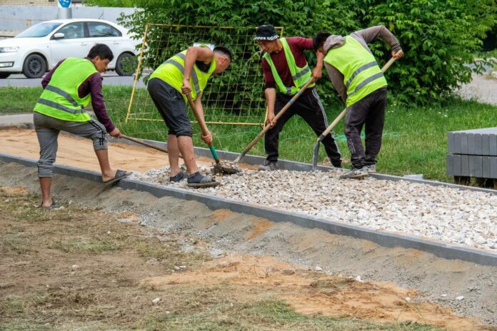 Тротуары на месте народных троп обустраиваются в Подольске  Тротуары на месте народных троп обустраиваются в Подольске