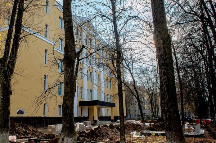 Глава округа Николай Пестов проконтролировал ход капитального ремонта школы №5 в Климовске