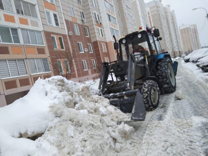 Продолжается уборка от снега в Подольске Продолжается уборка от снега в Подольске