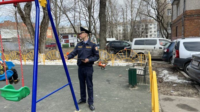 Сотрудники ГУСТ напомнили о важности своевременного ремонта детских игровых площадок в Подольске