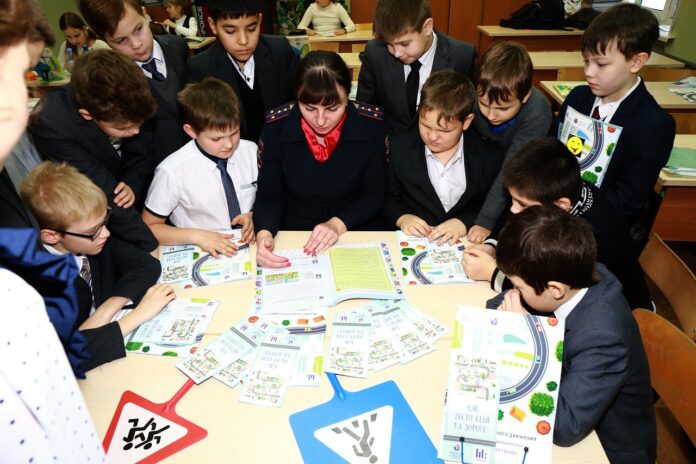 В преддверии весенних каникул сотрудники Госавтоинспекции  г.о. Подольск  провели для школьников открытые... В преддверии весенних каникул сотрудники Госавтоинспекции  г.о. Подольск  провели для школьников открытые...