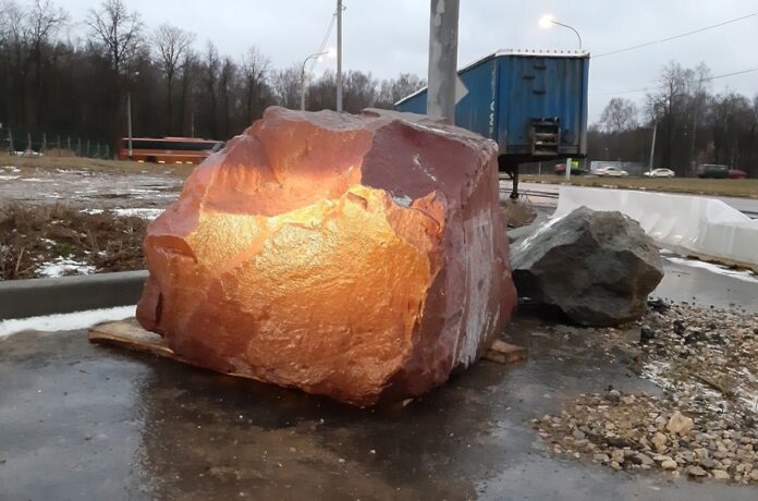 Карельский малиновый кварцит появился в Саду камней в Кузнечиках