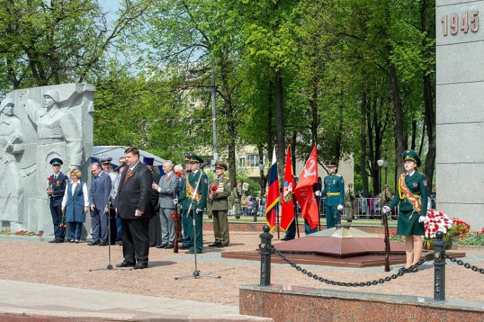 В торжественном мероприятии на площади Славы 9 Мая приняли участие тысячи жителей Подольска