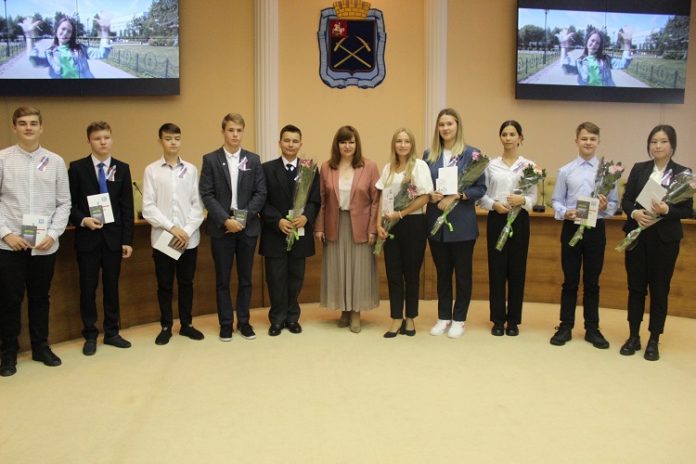 В рамках акции «Я — гражданин России» 11 подольчанам вручили паспорта В рамках акции «Я — гражданин России» 11 подольчанам вручили паспорта