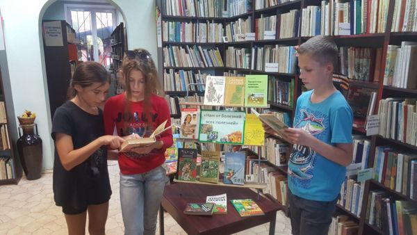 В детской библиотеке № 16 представили книжную выставку «Нам от болезней всех полезней»