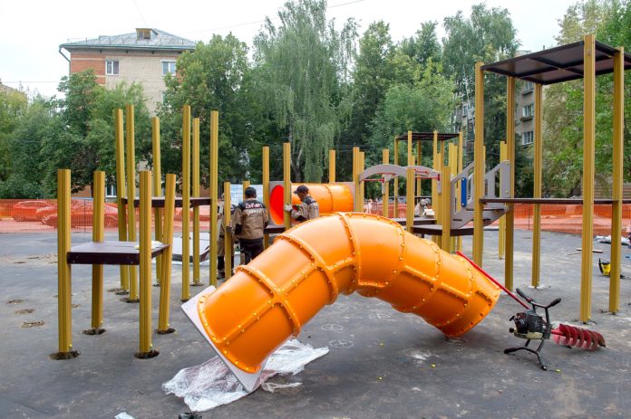 В Климовске монтируют детскую игровую площадку в рамках программы «Наше Подмосковье» В Климовске монтируют детскую игровую площадку в рамках программы «Наше Подмосковье»