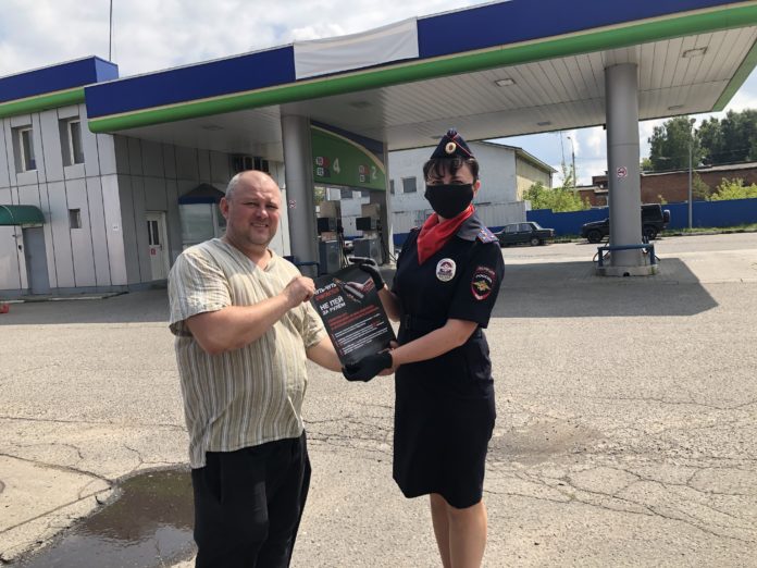 Дорожные полицейские поведали водителям об опасностях нетрезвого вождения Дорожные полицейские поведали водителям об опасностях нетрезвого вождения