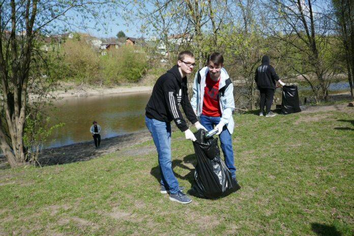 В Подольске студенты убрали мусор на берегу реки Пахры В Подольске студенты убрали мусор на берегу реки Пахры