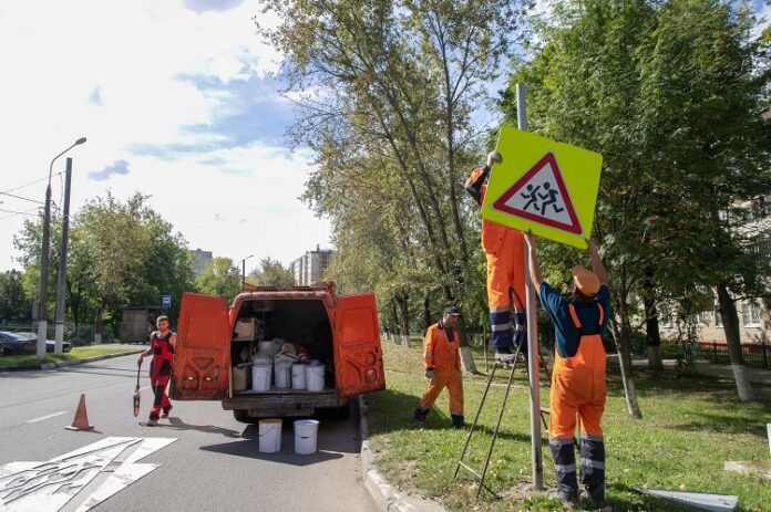 Возле школ Большого Подольска установили 200 дорожных знаков на флуоресцентной основе