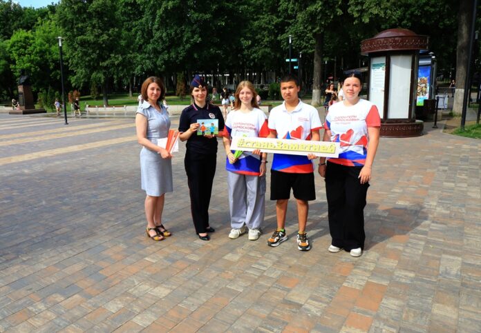 В Подольске  сотрудники Госавтоинспекции провели в городском парке акцию «Засветись! Стань заметнее на... В Подольске  сотрудники Госавтоинспекции провели в городском парке акцию «Засветись! Стань заметнее на...