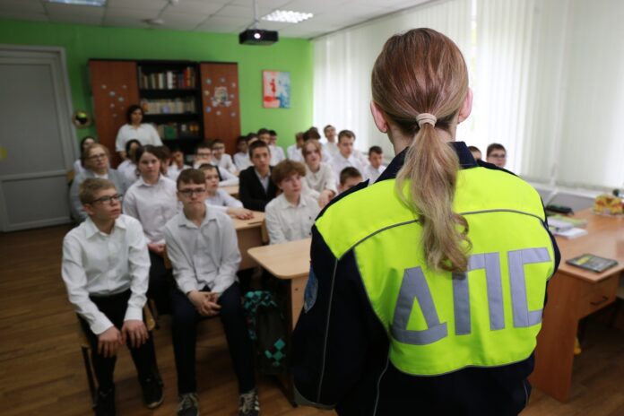 В целях профилактики детского дорожно-транспортного травматизма сотрудники Госавтоинспекции перед началом летних каникул посещают школы... В целях профилактики детского дорожно-транспортного травматизма сотрудники Госавтоинспекции перед началом летних каникул посещают школы...