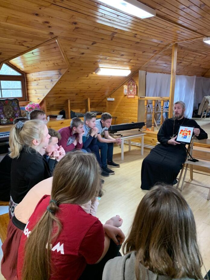 Встреча молодежного клуба прошла в поселке Дубровицы Встреча молодежного клуба прошла в поселке Дубровицы