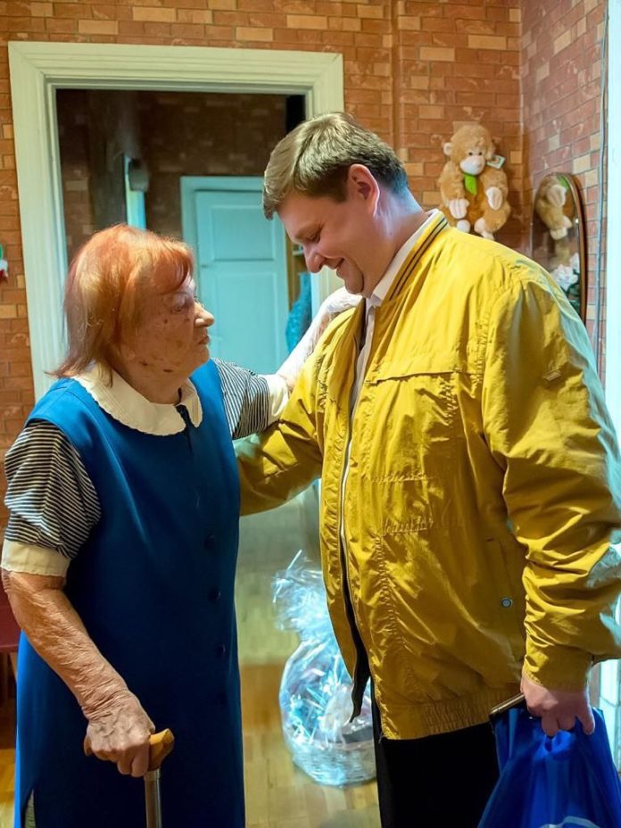 С юбилеем поздравил Николай Пестов Почетного гражданина г. Климовска Э.П. Власову