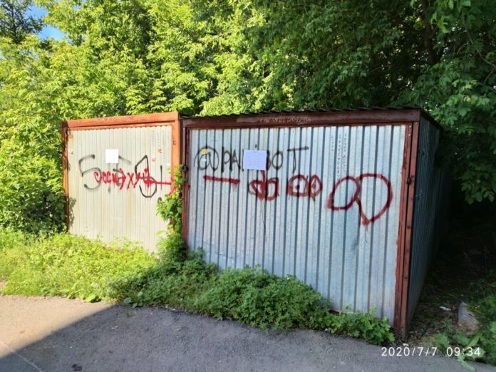 В микрорайоне Климовск разместили уведомления о необходимости демонтажа незаконных гаражных боксов