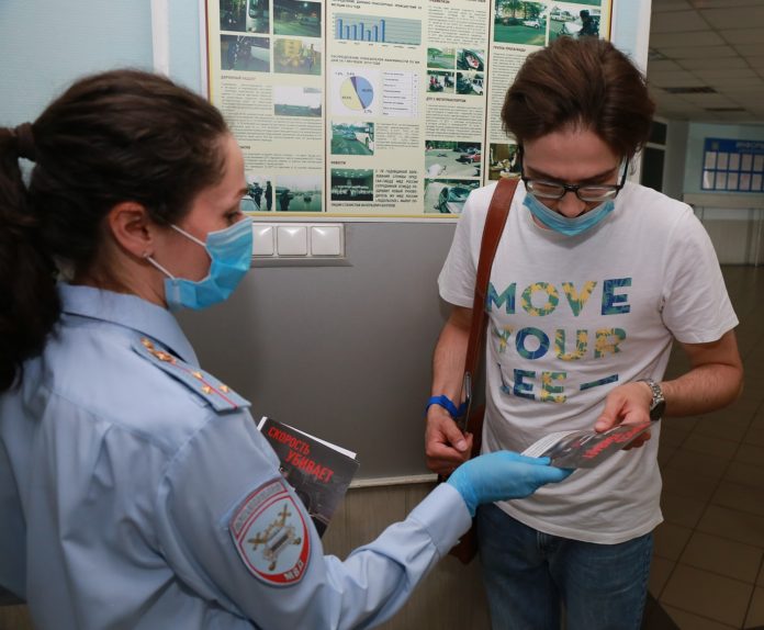 В Подольске сотрудники ГИБДД рассказали водителям о важности соблюдения безопасного скоростного режима