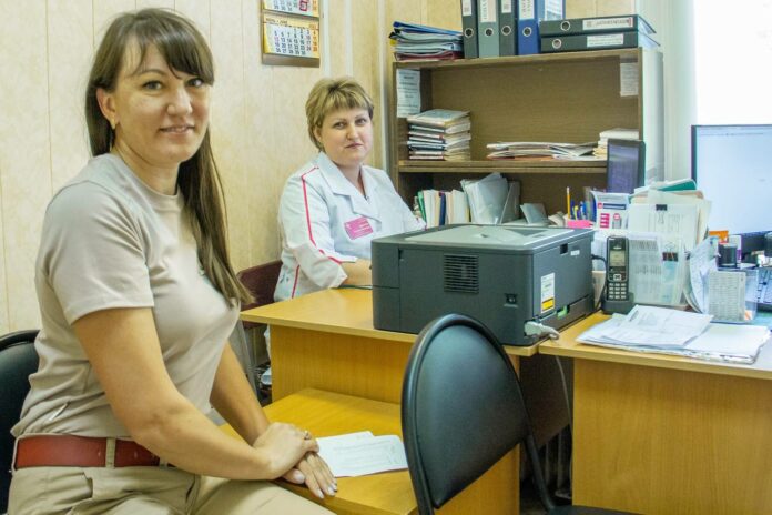 Двум медработникам из Подольска вручили сертификаты на соципотеку