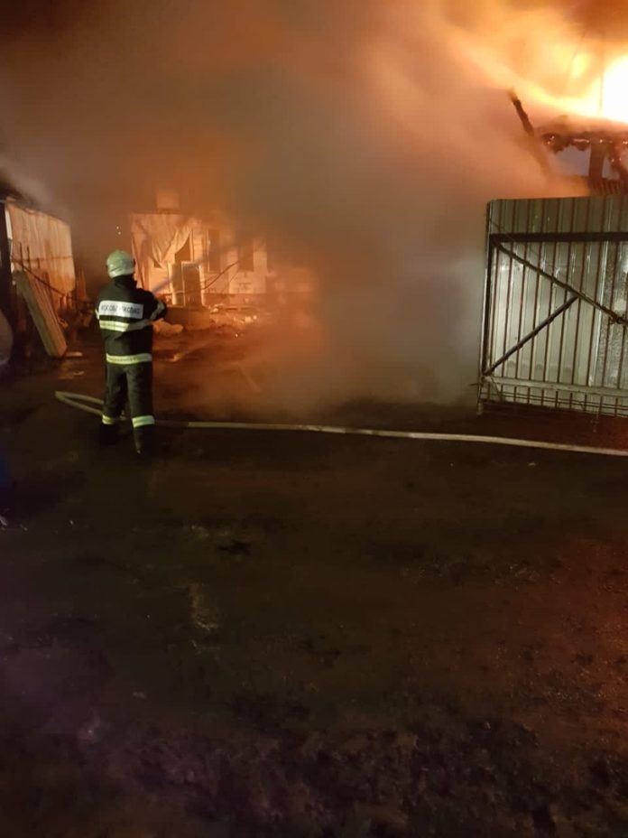 В деревне Гривно потушили загоревшийся гараж