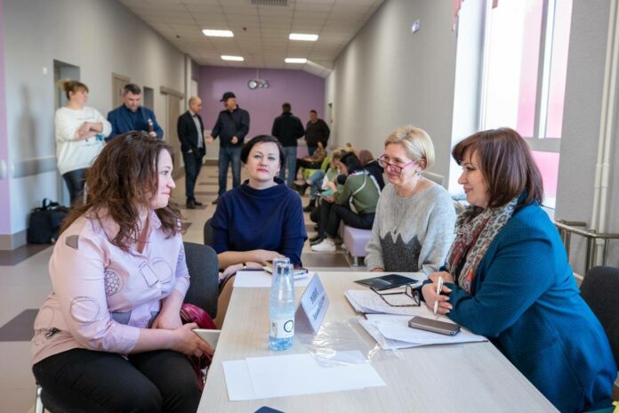 Состоялась встреча «выездной администрации» с жителями в Кузнечиках в школе №34 Состоялась встреча «выездной администрации» с жителями в Кузнечиках в школе №34