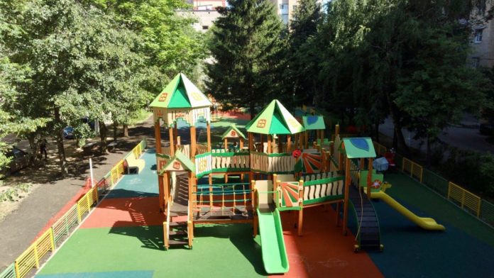 Работы по строительству детской игровой площадки в Климовске завершаются Работы по строительству детской игровой площадки в Климовске завершаются