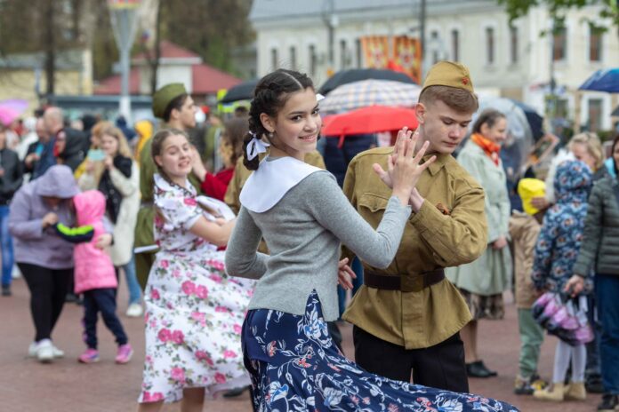 В Подольске 9 мая станцевали «Вальс Победы» В Подольске 9 мая станцевали «Вальс Победы»