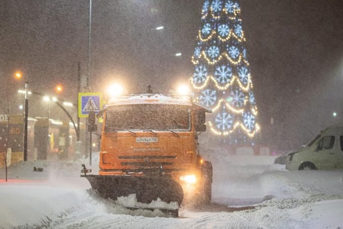 Дорожные и коммунальные службы продолжают работу в условиях рекордного снегопада в усиленном режиме Дорожные и коммунальные службы продолжают работу в условиях рекордного снегопада в усиленном режиме