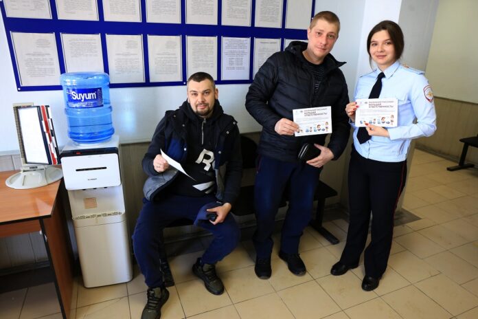 Автоинспекторы провели информационно-разъяснительные беседы с посетителями  отдела Госавтоинспекции г.о. Подольск Автоинспекторы провели информационно-разъяснительные беседы с посетителями  отдела Госавтоинспекции г.о. Подольск