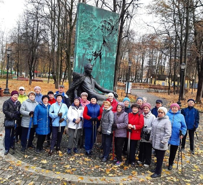 В парке имени В.Талалихина проходят занятия по скандинавской ходьбе В парке имени В.Талалихина проходят занятия по скандинавской ходьбе